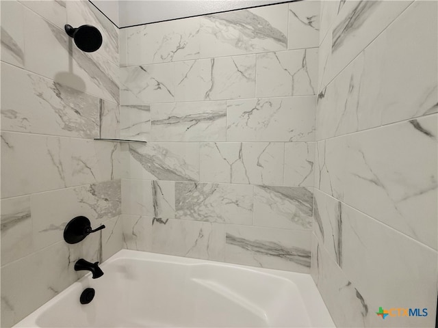 bathroom with tiled shower / bath combo