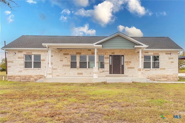 view of front of property featuring a front lawn