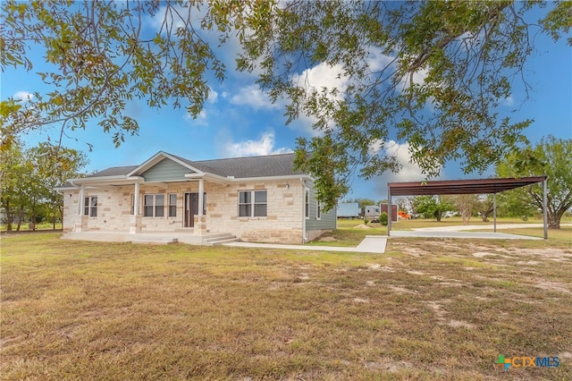 view of front of home featuring a front lawn and a carport