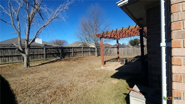 view of yard featuring a pergola