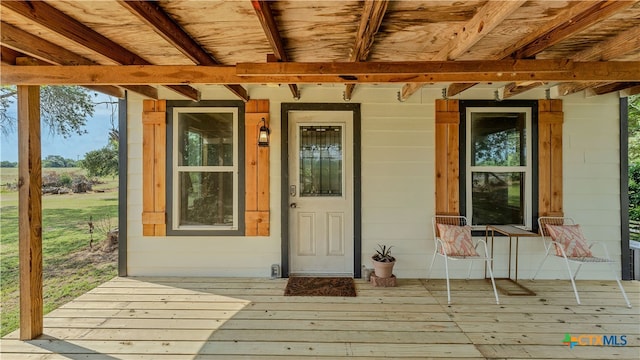 property entrance featuring a deck