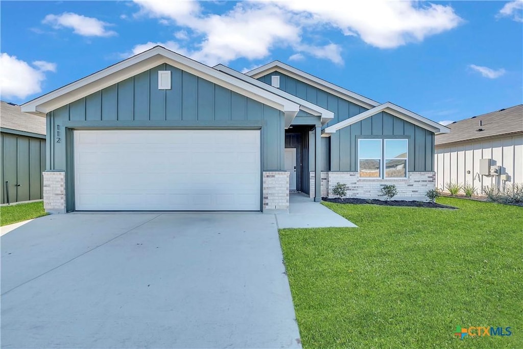 craftsman-style home featuring a garage and a front yard