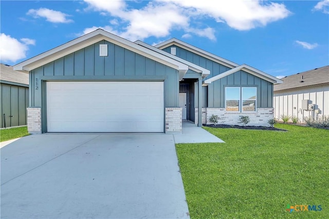 craftsman-style home featuring a garage and a front yard