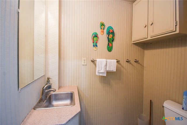 bathroom featuring toilet and sink