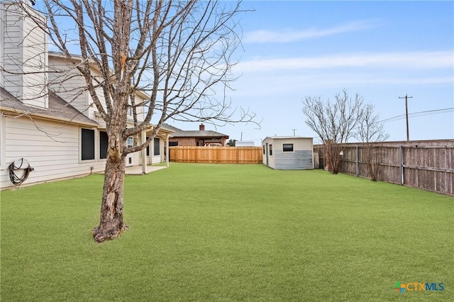 view of yard featuring a storage unit