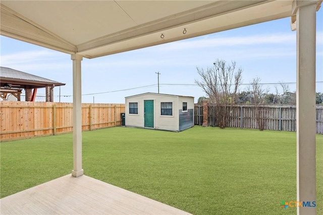 view of yard with an outdoor structure