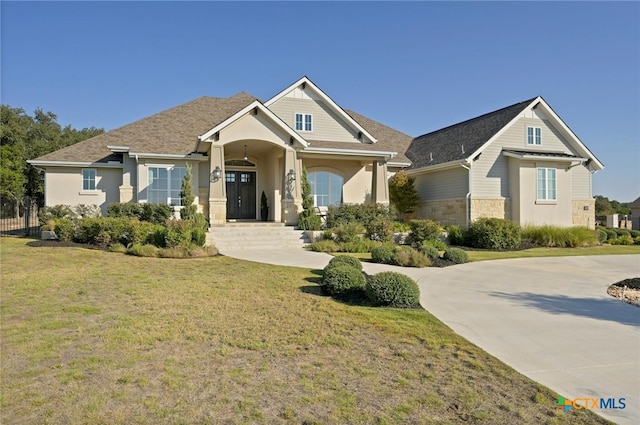 craftsman inspired home featuring a front lawn