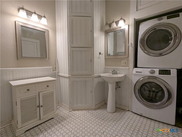 207 W 5th St, Lampasas, TX 76550 - bathroom featuring stacked washer / drying machine and a wainscoted wall