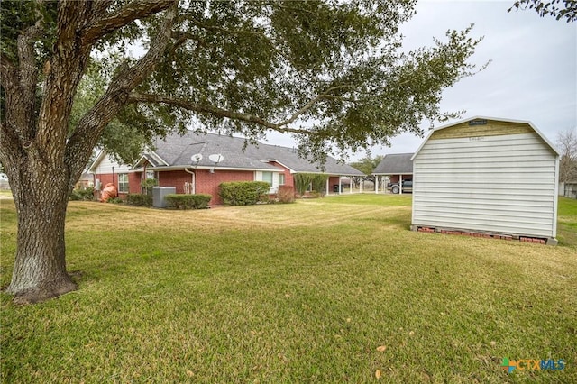 view of yard featuring cooling unit