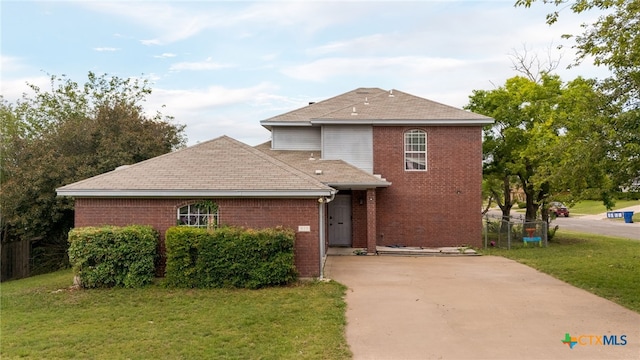 913 Risen Star Ln, Copperas Cove, TX 76522 - traditional home featuring a front yard, driveway, brick siding, and a shingled roof
