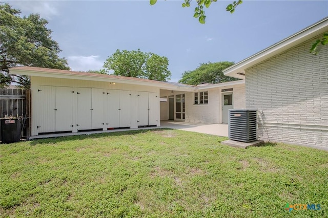 2906 Arroyo Dr, Victoria, TX 77901 - rear view of property with brick siding and a patio