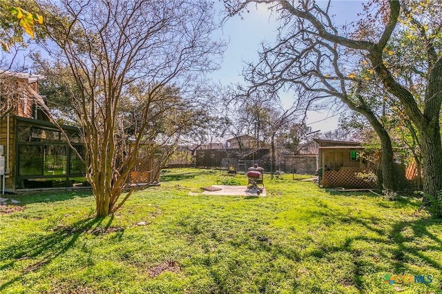 view of yard with an outdoor structure