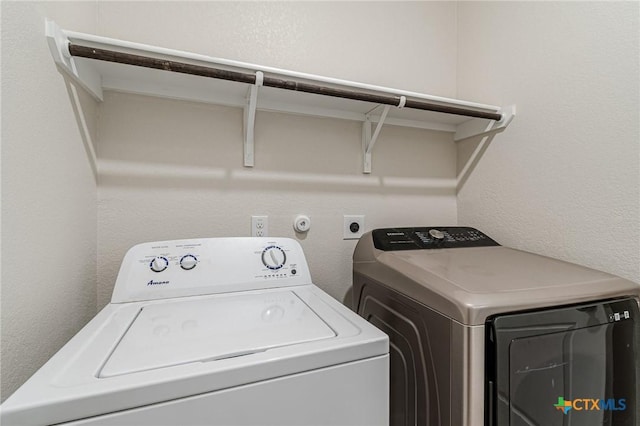 2824 Green Finch, New Braunfels, TX 78130 - washroom with washer and clothes dryer and a textured wall