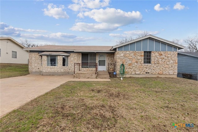 single story home featuring a front yard