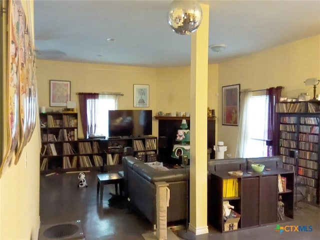 618 Pecos St, Lockhart, TX 78644 - interior space