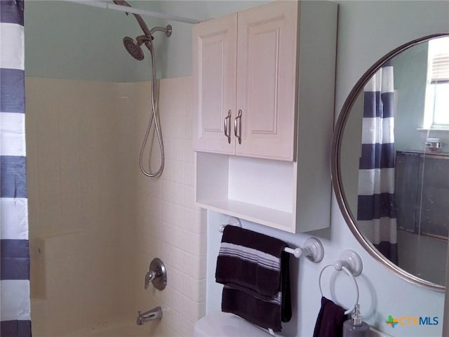 618 Pecos St, Lockhart, TX 78644 - bathroom with toilet and shower / tub combo with curtain