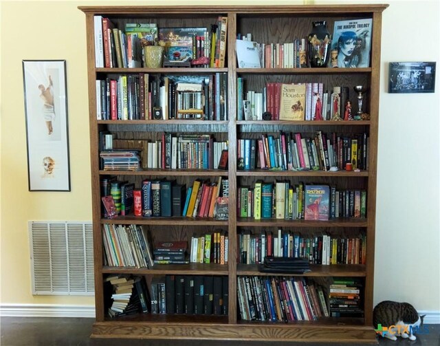 618 Pecos St, Lockhart, TX 78644 - living area featuring visible vents and bookshelves