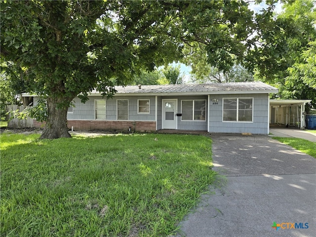 220 Davis Ave, Port Lavaca, TX 77979 - ranch-style home featuring a front lawn, metal roof, and driveway