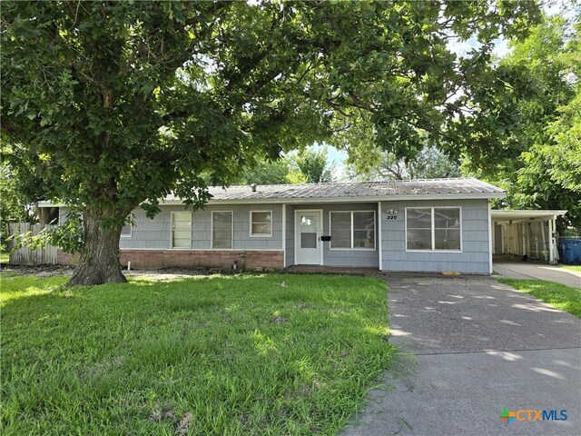 220 Davis Ave, Port Lavaca, TX 77979 - single story home featuring metal roof and driveway