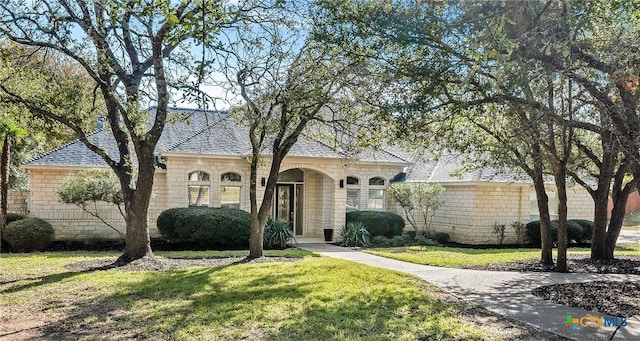 view of front of property featuring a front lawn