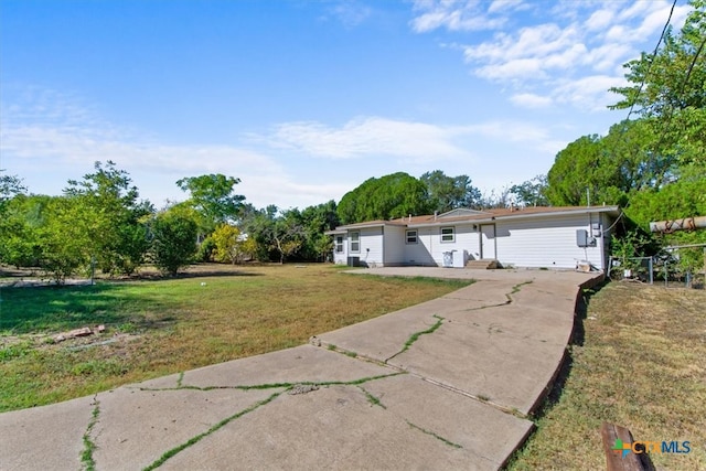 single story home with a front yard