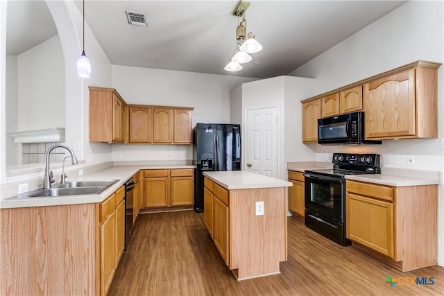 2154 Hidden Mdw, New Braunfels, TX 78130 - kitchen with wood finished floors, visible vents, a sink, and black appliances
