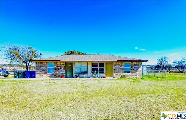 single story home with a front lawn