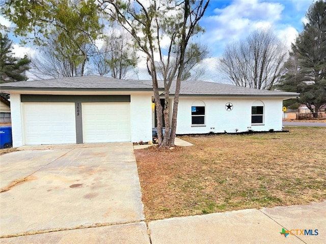 ranch-style house featuring a front lawn and a garage