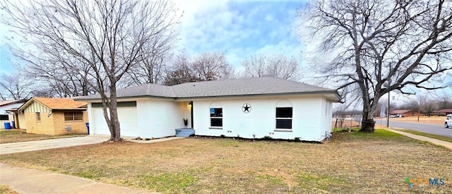 single story home with a front lawn