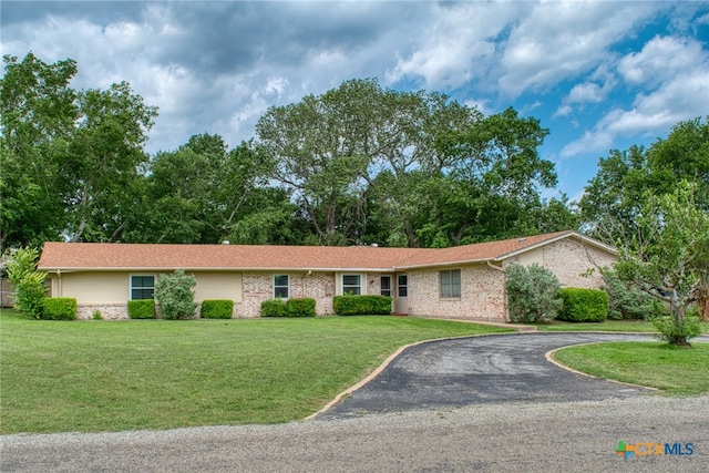 single story home with a front lawn