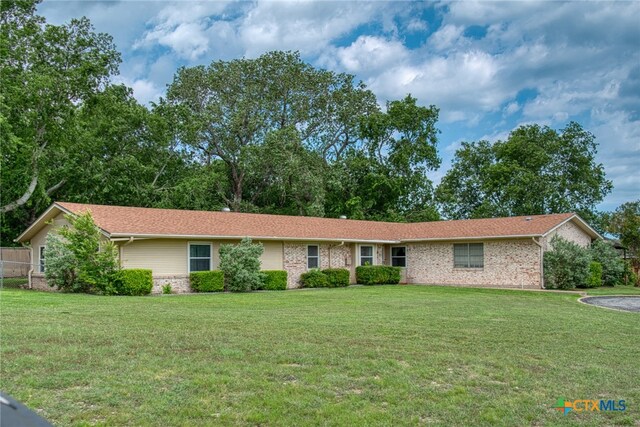 ranch-style home featuring a front lawn