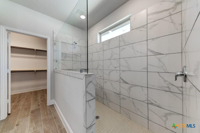 bathroom featuring a tile shower