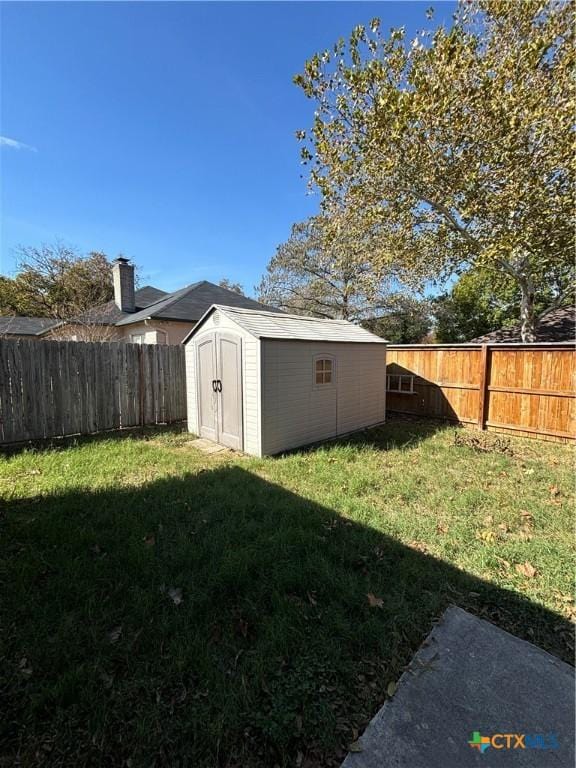 view of yard with a shed