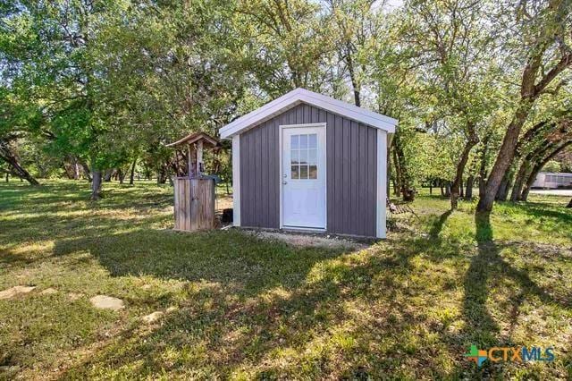 view of outdoor structure featuring a yard