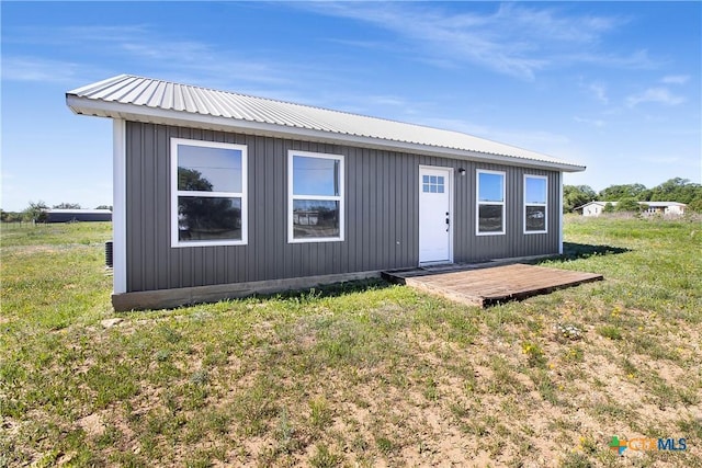 view of front of home with a front lawn