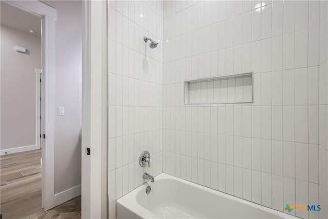 bathroom with tiled shower / bath combo