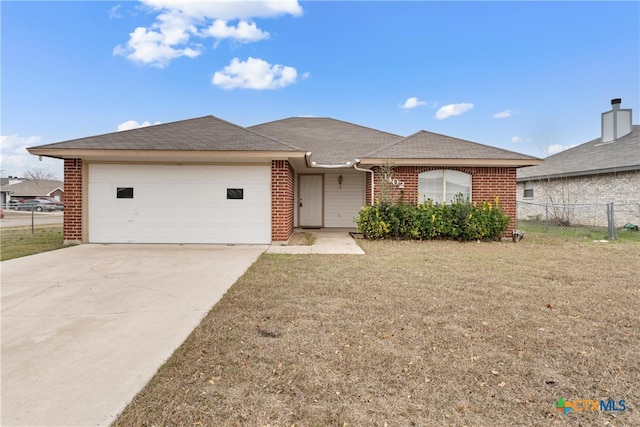 view of front facade featuring a garage and a front yard