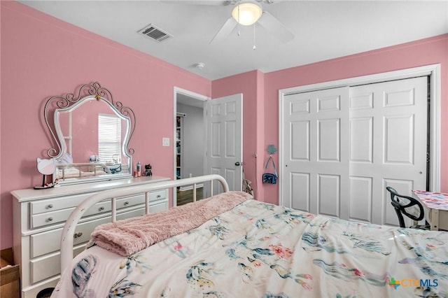 bedroom featuring ceiling fan, visible vents, and a closet