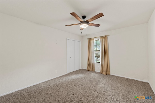 unfurnished room featuring ceiling fan and carpet flooring