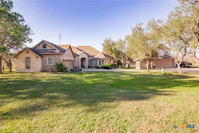 view of front of home featuring a front yard and a garage