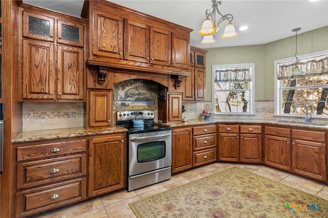 kitchen with stainless steel electric range, backsplash, an inviting chandelier, sink, and decorative light fixtures