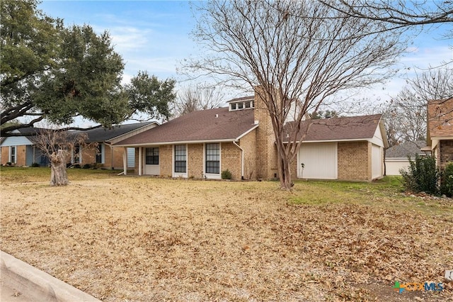 single story home with a front lawn