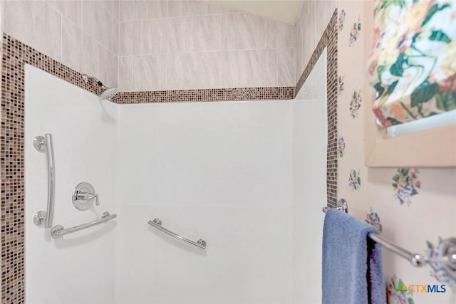 bathroom featuring tiled shower