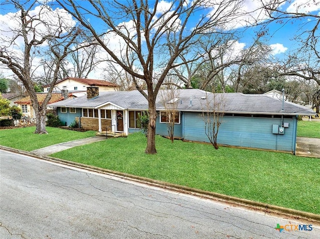 view of front of house with a front lawn