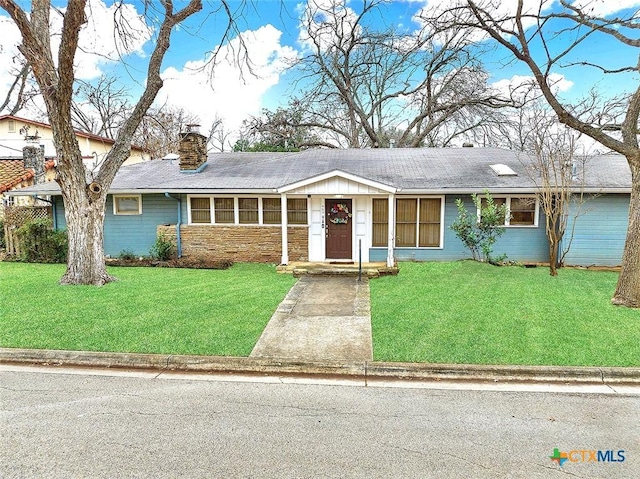 ranch-style house featuring a front yard