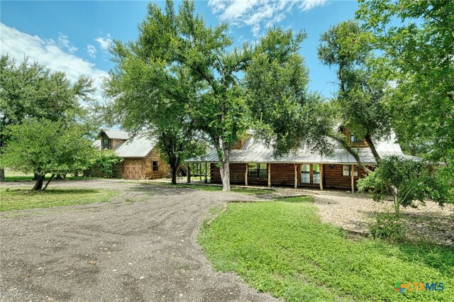 view of front facade with a front yard