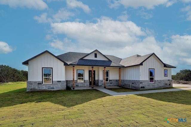 view of front of property featuring a front lawn and covered porch