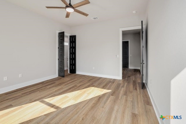 empty room featuring light hardwood / wood-style floors and ceiling fan