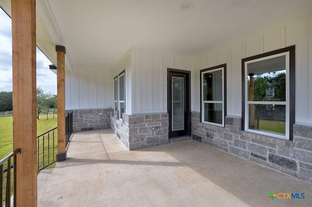 view of patio / terrace with covered porch