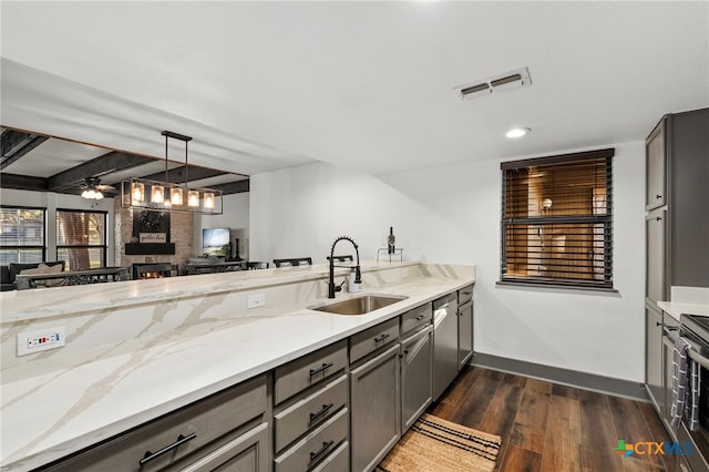 kitchen with dark wood-type flooring, visible vents, a sink, and gray cabinetry